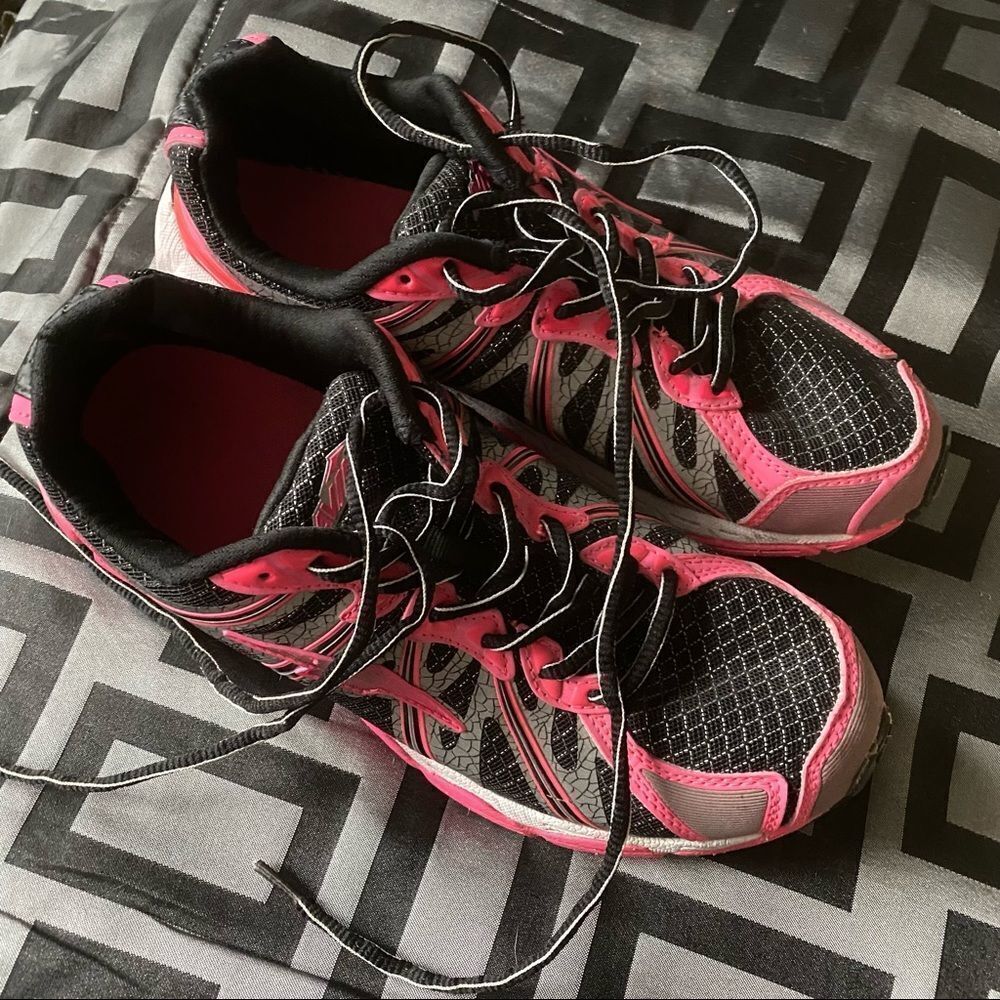 Avia pink/black gym shoes